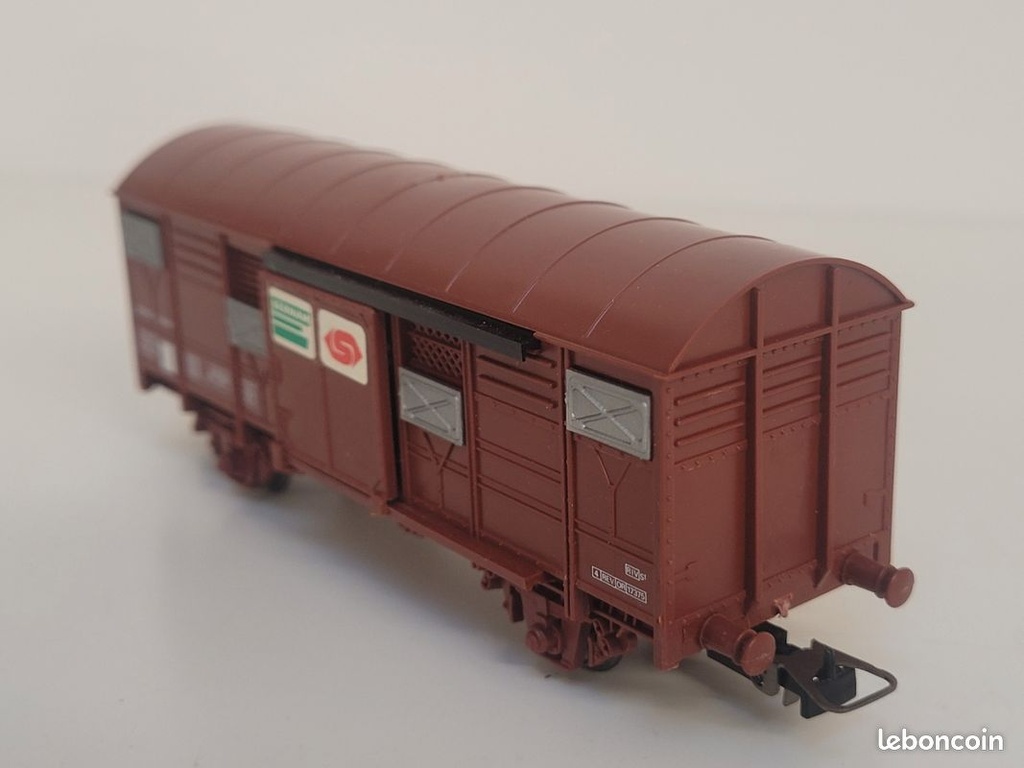 _n625100_wagon_couvert__essieux_sernan_jouef_ho_8.jpg