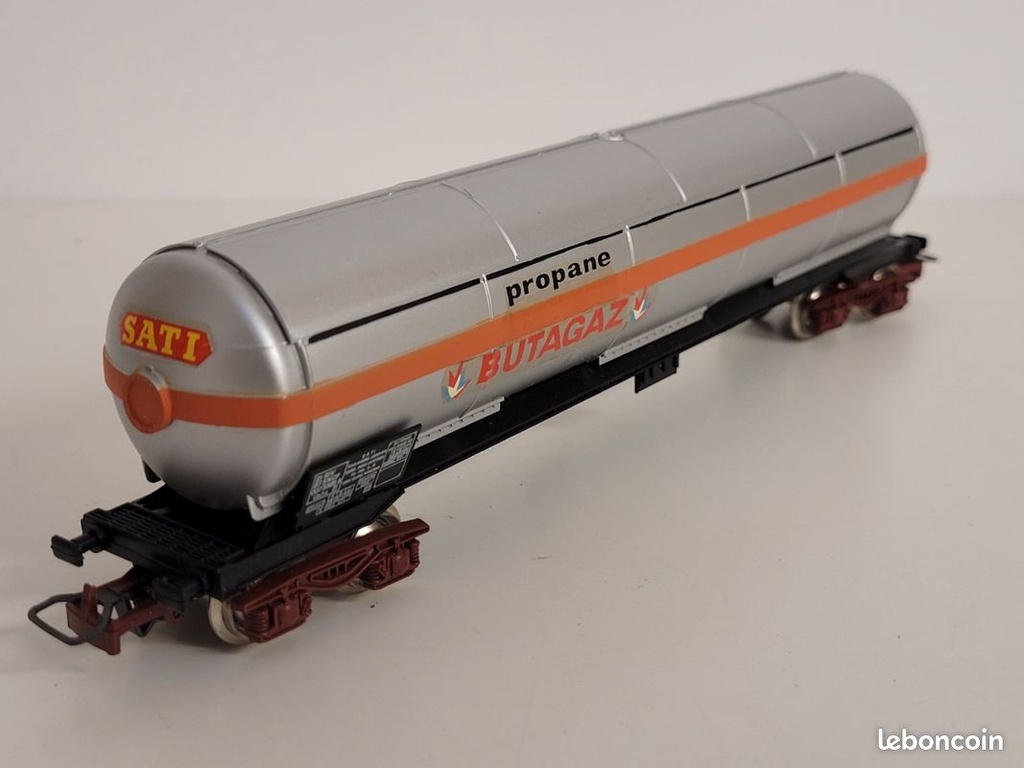 _n_6511_wgon_citerne_par_soleil_butagaz_jouef_ho_9.jpg