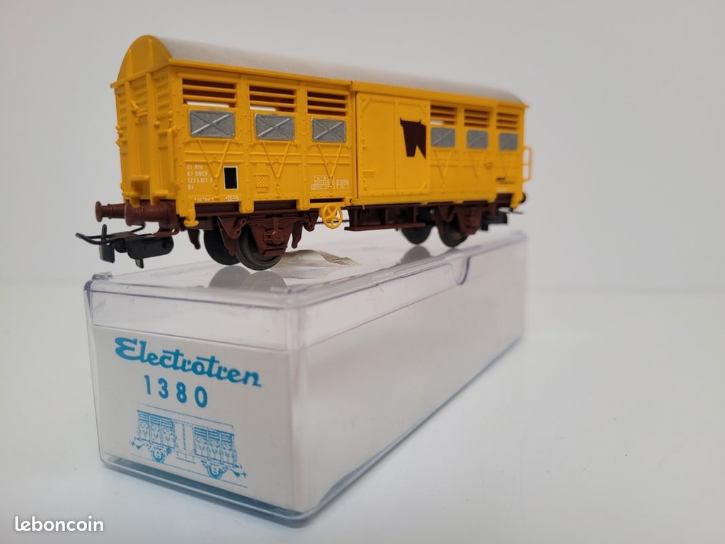  N° 1380 Wagon couvert à essieux transport de bestiaux Electrotren Ho