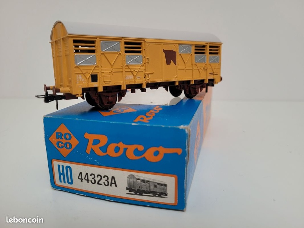  N° 44323A Wagon couvert à essieux bétaillère ROCO hO