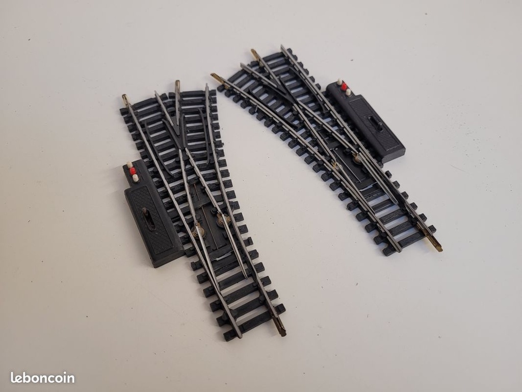 N° 84 et 85 E lot de 2 aiguillages droit et gauche à commande électruque Jouef Ho