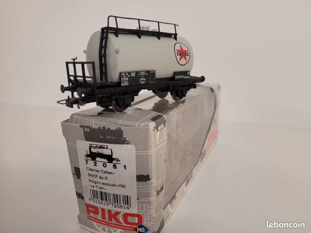Train wagon N° 72061 wagon citerne à essieux Caltex PIKO Ho